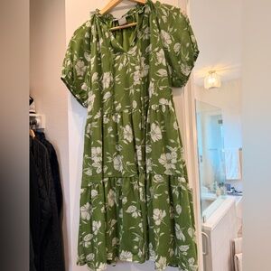 Elegant Green Dress with Floral Design